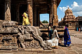 The great Chola temples of Tamil Nadu - The Airavatesvara temple of Darasuram. Detail of the balustrade of the  N-W corner of the prakara-wall.